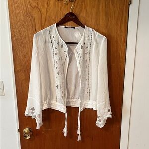 Dolce Cabo White Embroidered Open-Front Blouse. New with tag